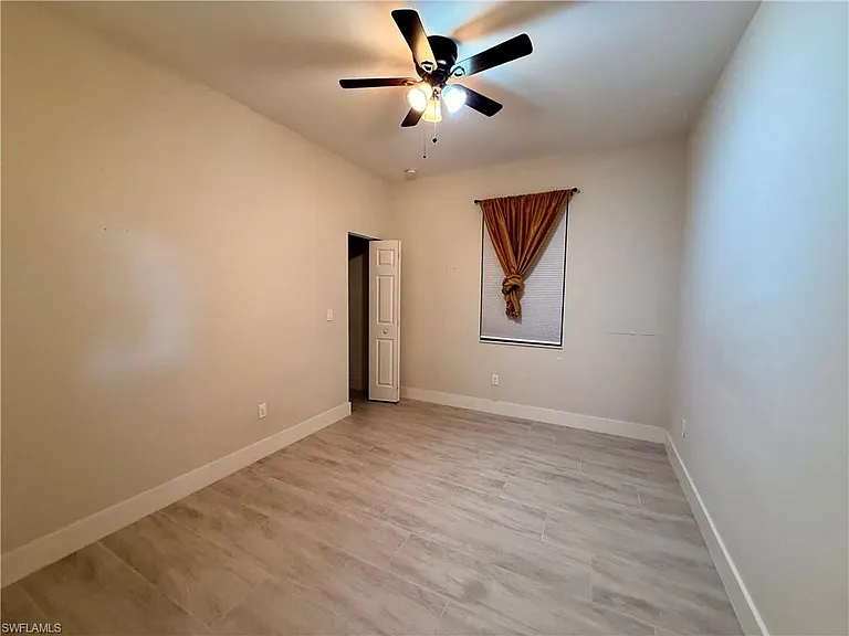 5560 Belrose St — Photo 24
