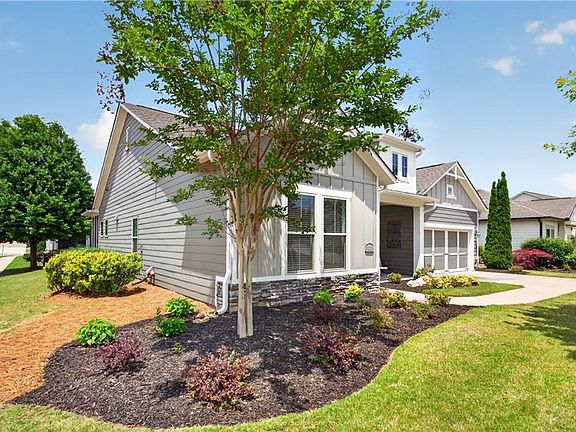 3rd image of 301 Hazel Dr