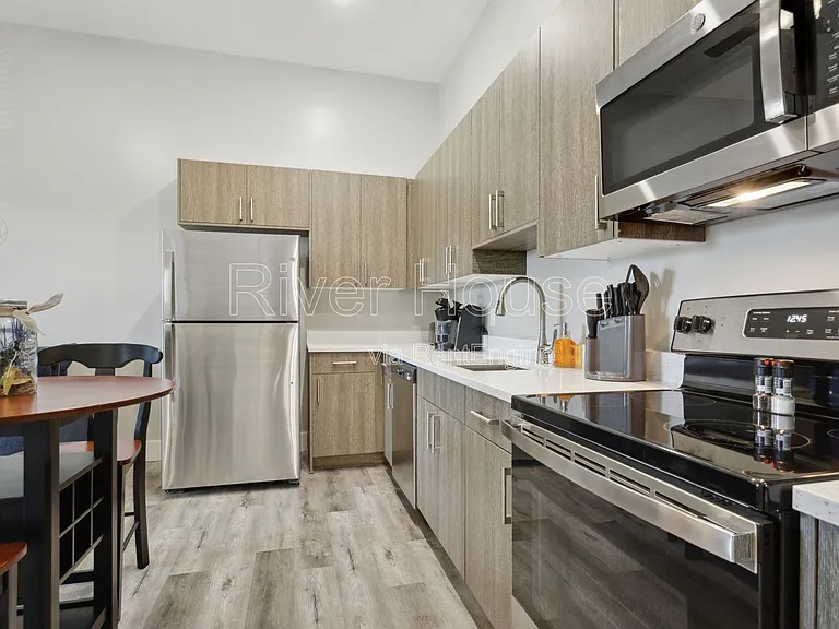 102 River House Pl #1H — Photo 2