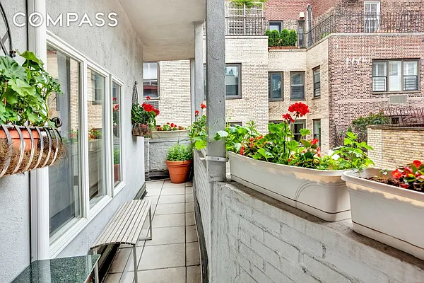 Sold by Compass | media 22