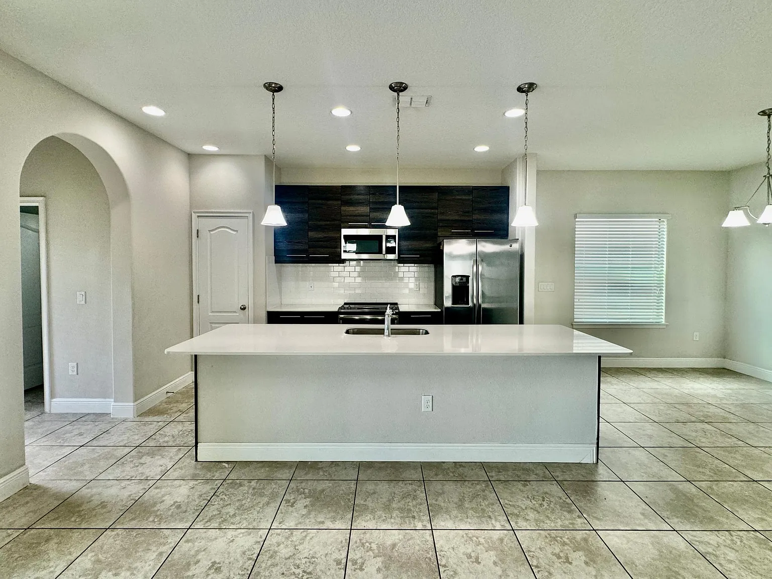 4 bed, 4.5 bath, 2404 sqft, $2,550 — Photo 3