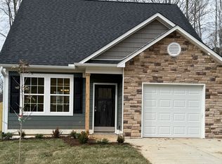 104 Crew Ln, Black Mountain, NC 28711