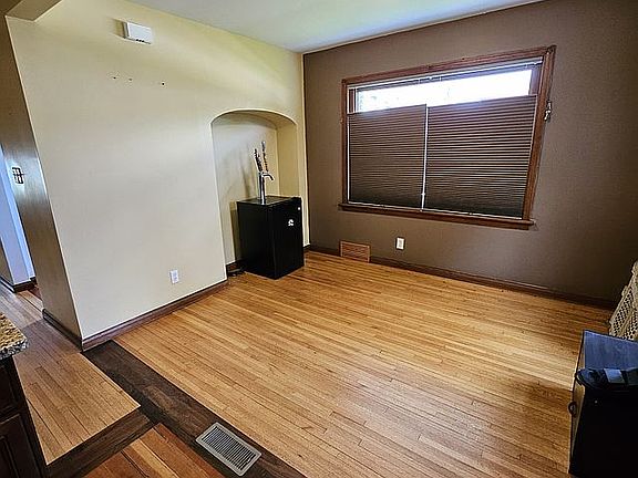 5th image of 809 E Main St