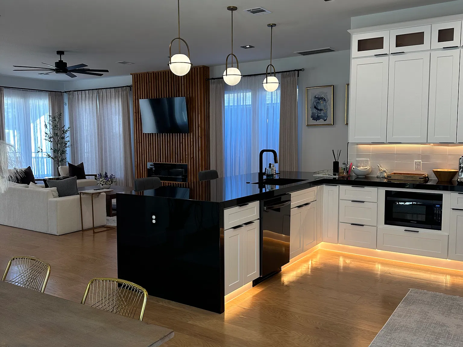 3 bed, 2.5 bath, 2750 sqft, $3,500 — Photo 3