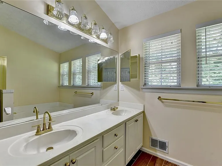 3380 McClure Woods Dr — Photo 32