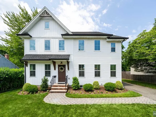 39 Kennedy Dr, Waldwick, NJ 07463