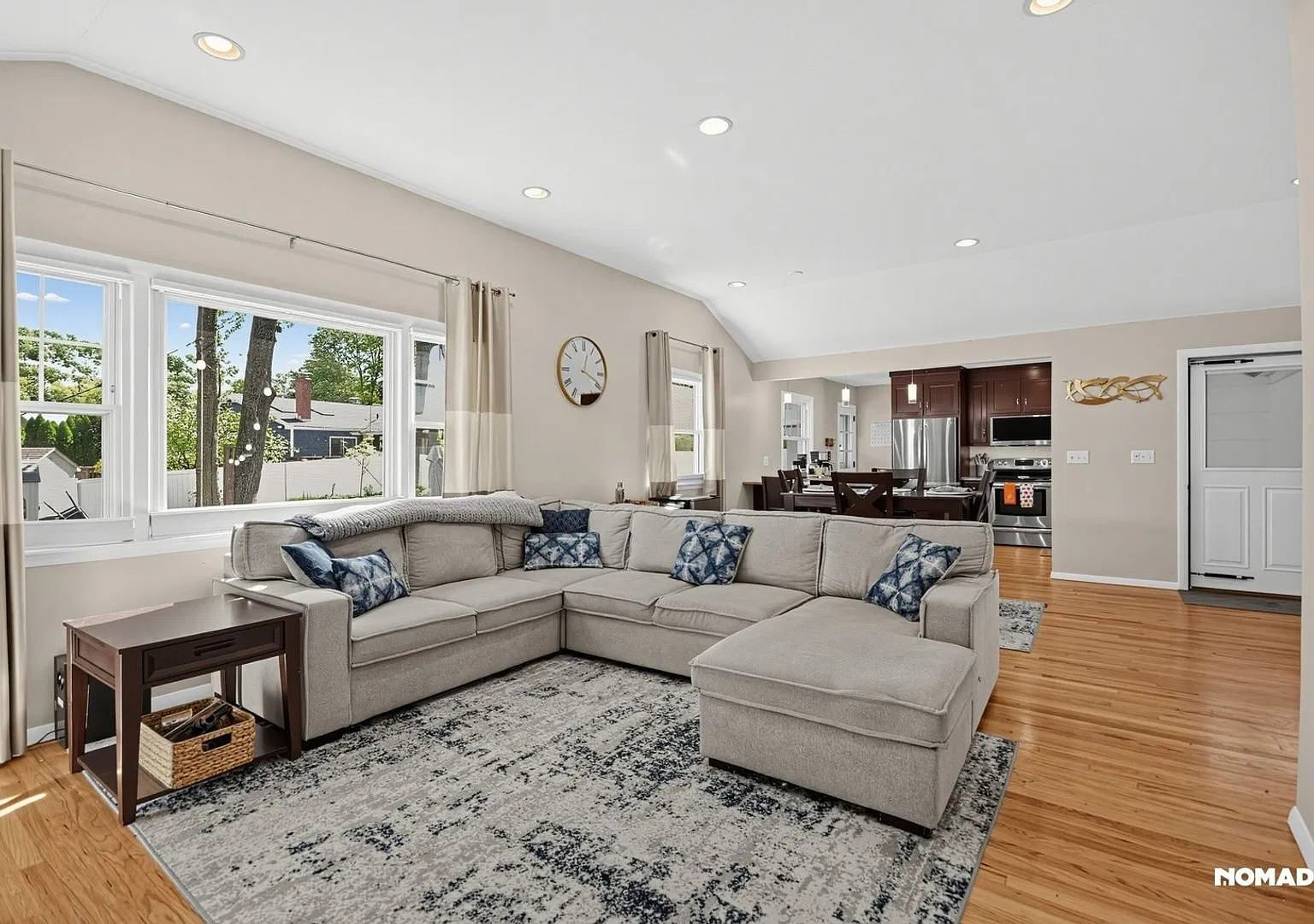 Charming 3BR House in Newington — Photo 2