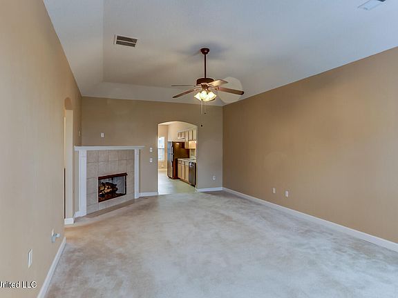 3rd image of 1016 Vista Park Cir