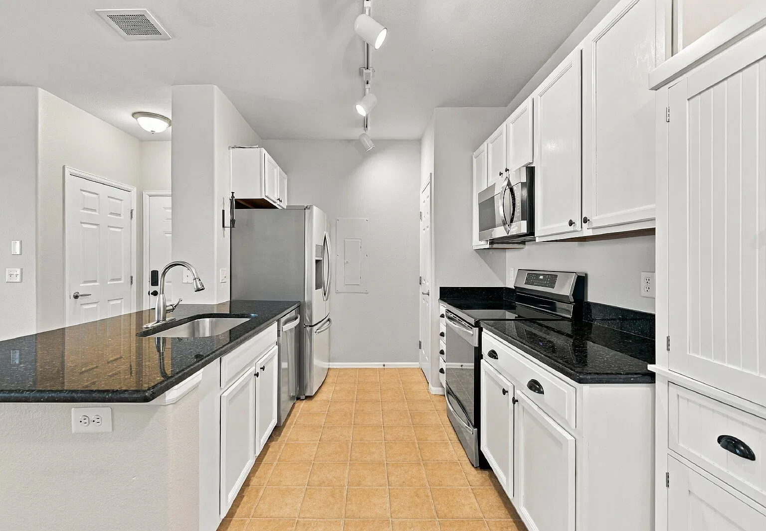 1 bed, 1.0 bath, 697 sqft, $1,605 — Photo 4