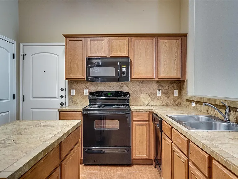 1124 Brendon Lee Ln — Photo 12