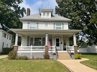 613 W Main St, Clinton, IL 61727