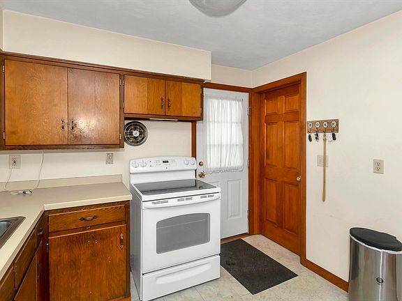 4th image of 30 Llewellyn Dr