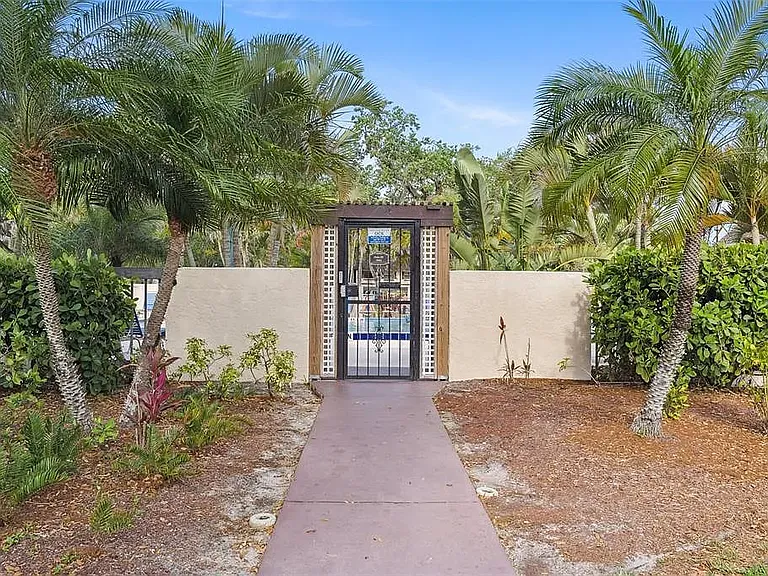 19505 Quesada Ave — Photo 35