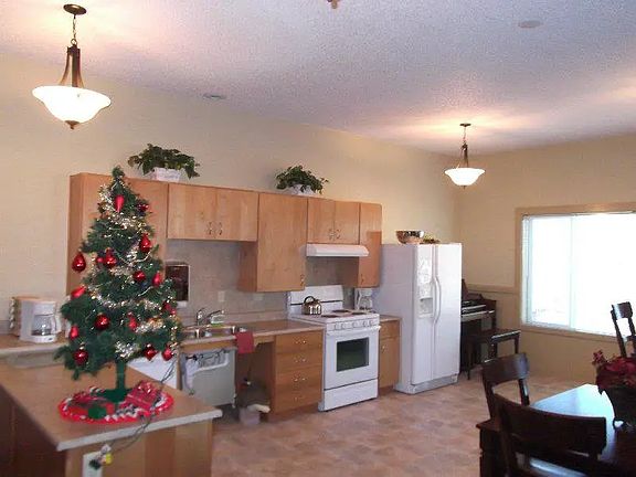 3rd image of 700 N Cle Elum St #9569