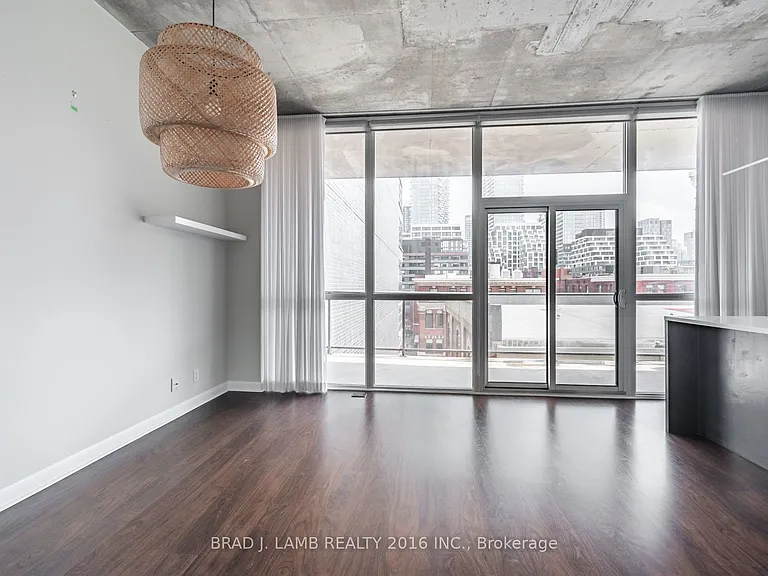 478 King St W #512 — Photo 9