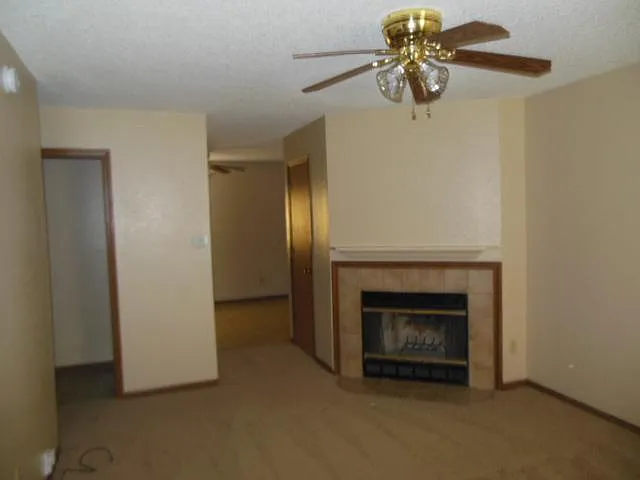 617 NE English Manor Dr #C — Photo 2