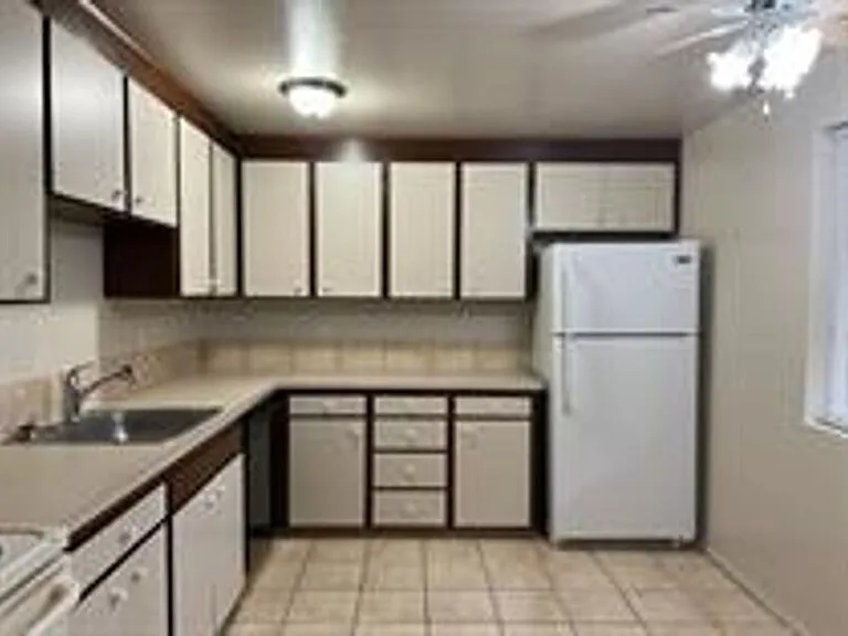 703 Broadway St #4 — Photo 8