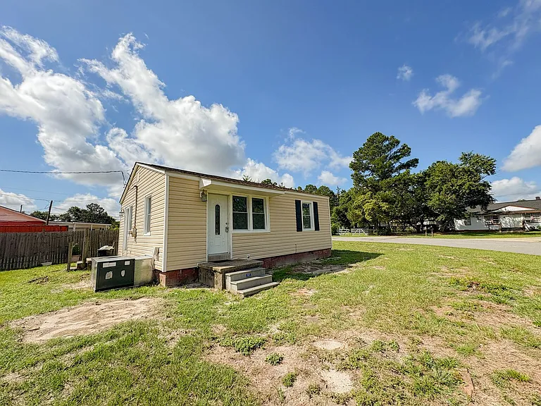 1919 Half Moon Cir — Photo 1