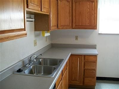5th image of 109 N Broadway St