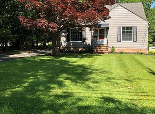 1547 Sunview Rd, Lyndhurst, OH 44124