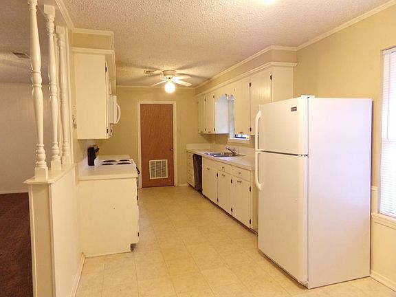 4th image of 1014 Hollyberry Dr
