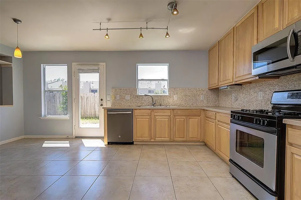 4 bed, 2.5 bath, 2840 sqft, $2,195 — Photo 2
