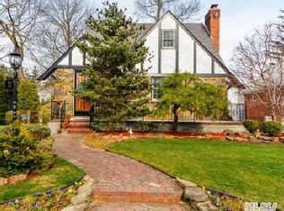 57 Whittier St, Lynbrook, NY 11563