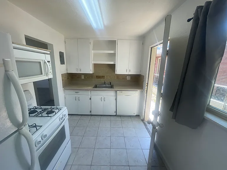 1420 Clinton St — Photo 9