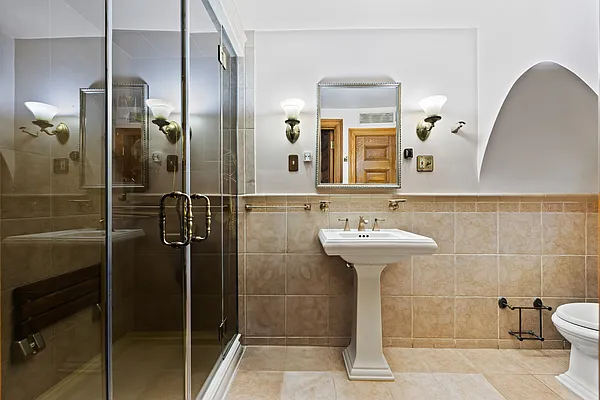 Sold by Real Broker NY LLC | media 25