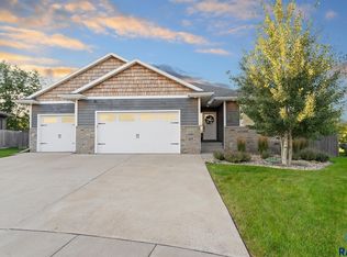 2240 E Stone Pointe Cir, Sioux Falls, SD 57108