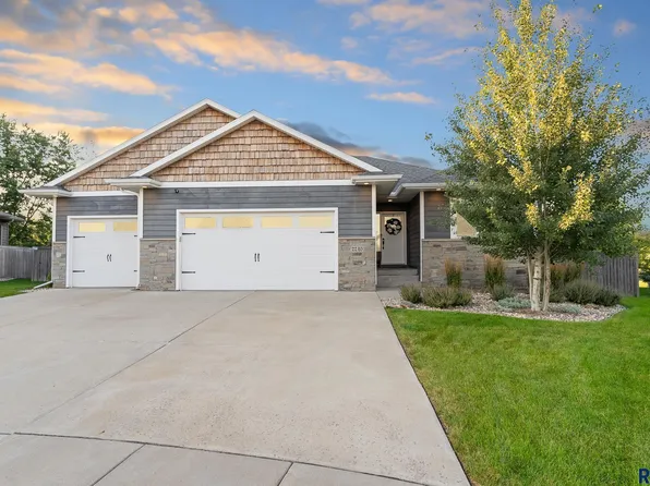 2240 E Stone Pointe Cir, Sioux Falls, SD 57108