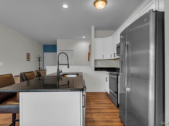 4th image of 831 Plum Village Dr
