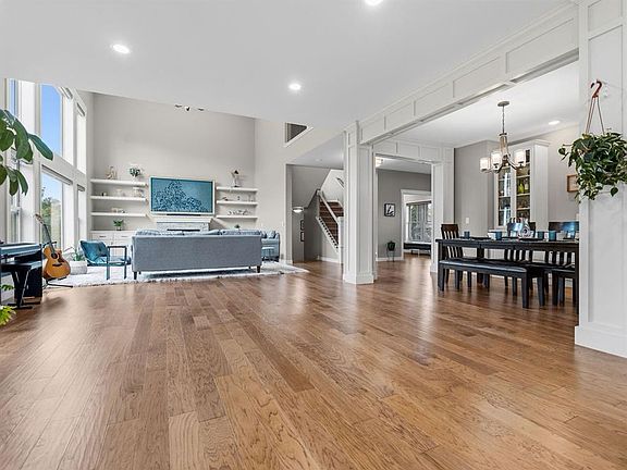 3rd image of 4766 S Oakwood Hills Parkway
