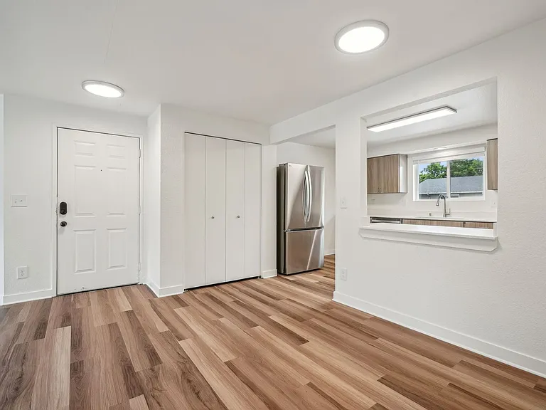 The Arch - Apartments & Townhomes — Photo 10