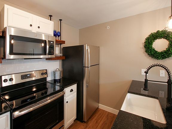 4th image of 221 N 2nd St APT 204