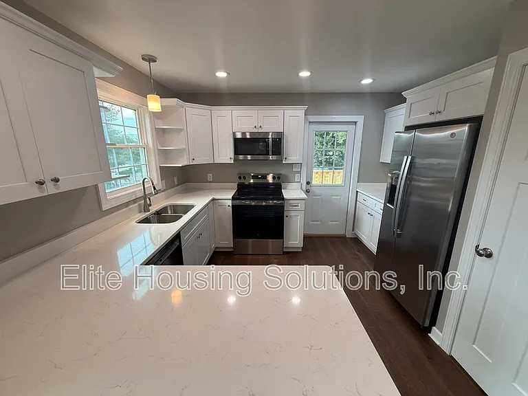 445 S 14th St — Photo 3