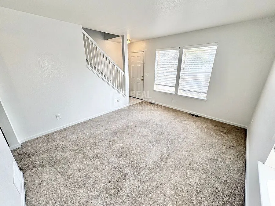 Charming 2BR Townhome with Fenced Yard & In-Unit Laundry Near High Line Canal Trail — Photo 4