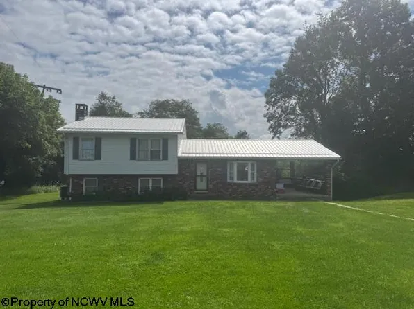 52 Howesville Dr, Tunnelton, WV 26444