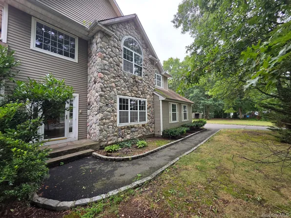 16 Jacobsen Court, Medford, NY 11763