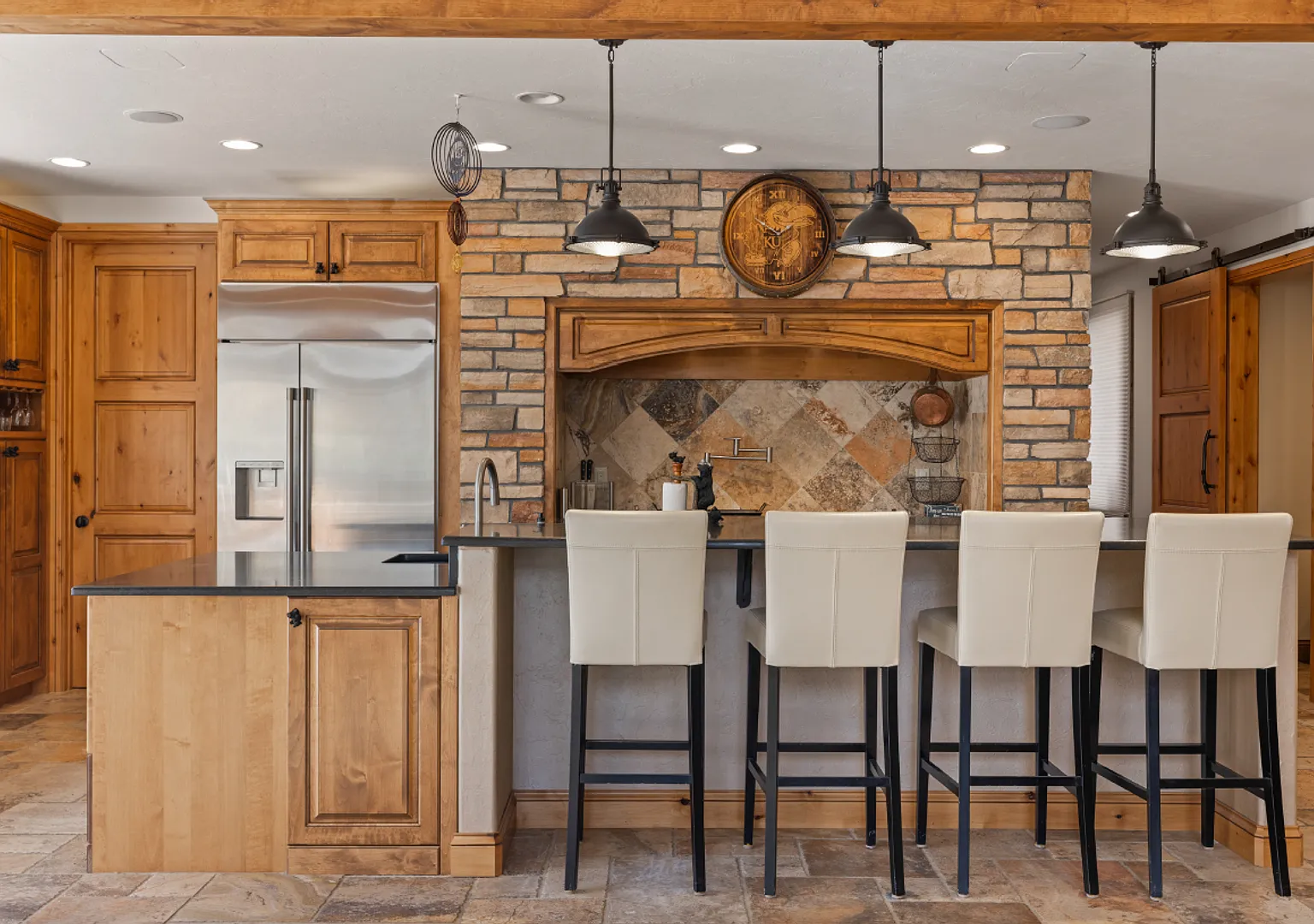 4 Car Garage! Hot Tub! Fully Furnished! 5-6 Month Winter rental! — Photo 4