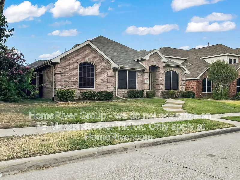 4 bed, 2.0 bath, 2088 sqft, $2,295 — Photo 2