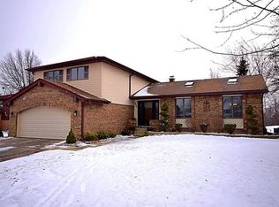 945 W Surrey Rd, Addison, IL 60101