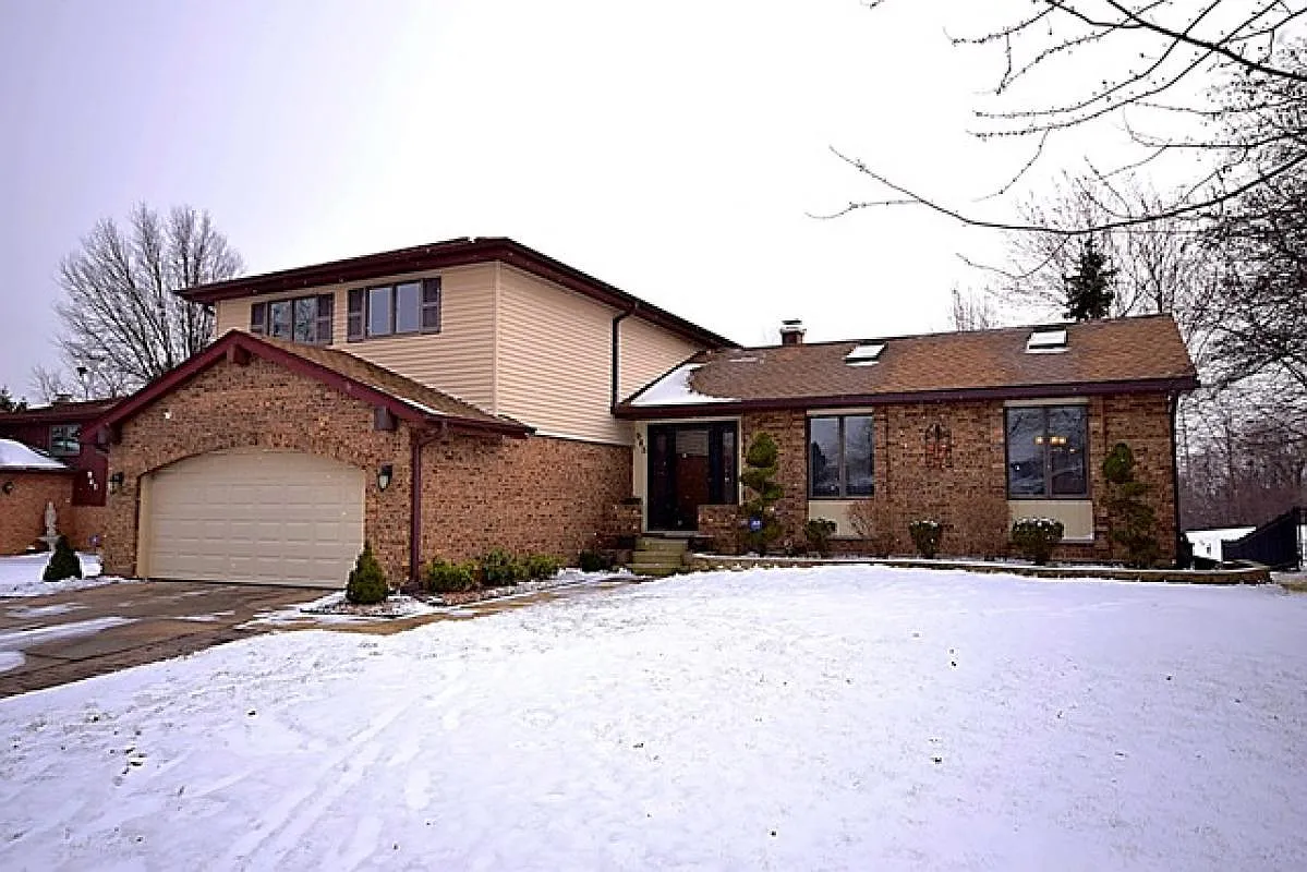 945 W Surrey Rd photo 1