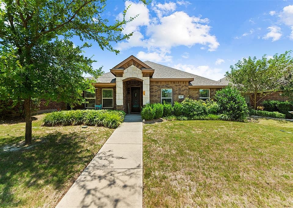 1st image of 105 Brook Hollow Ln