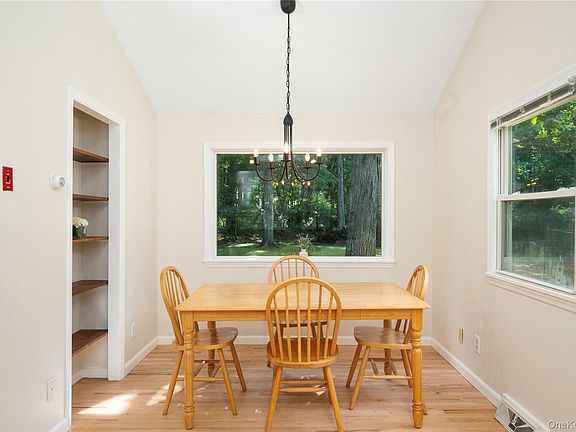 4th image of 6 Hemlock Trail Court