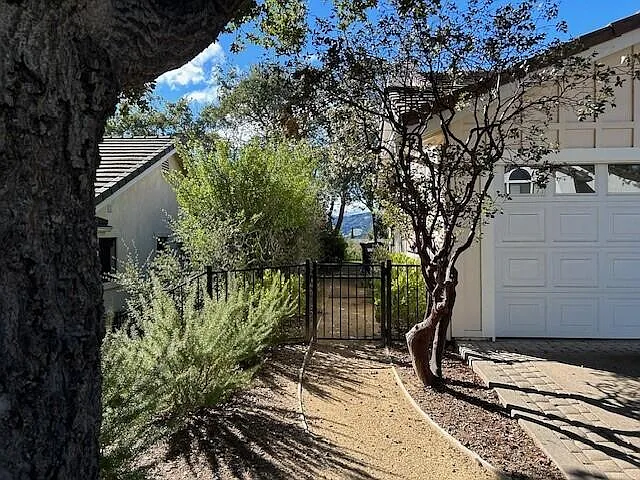 692 Hillside Dr — Photo 31
