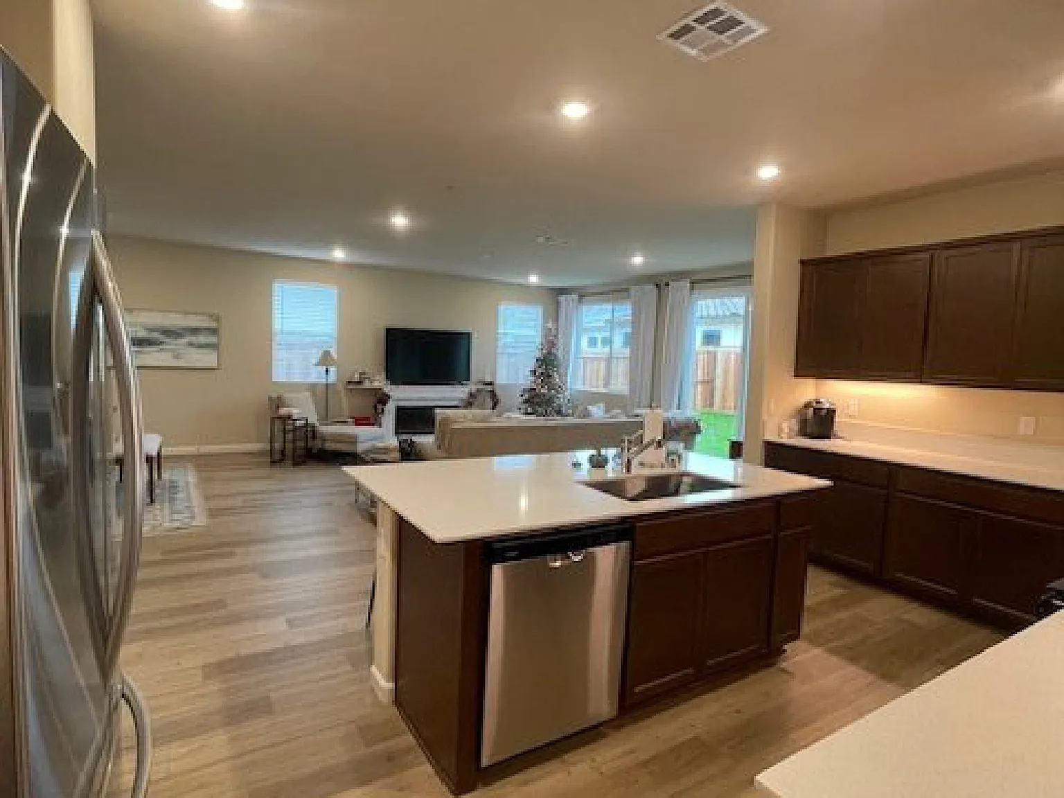 3 bed, 2102 sqft, $2,499 — Photo 4