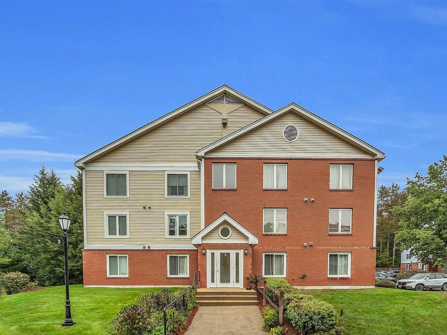 2 bed, 1.0 bath, 868 sqft, $2,000 — Photo 2