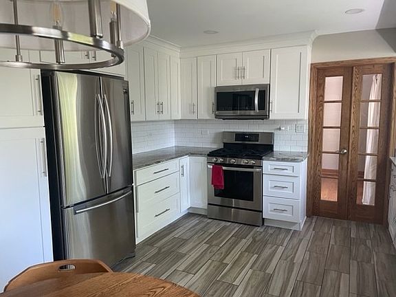 3rd image of 574 Queenswood Ln