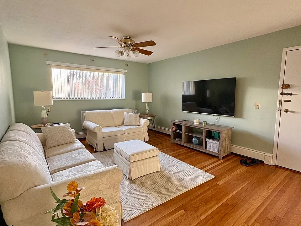 8 Riverside St #2